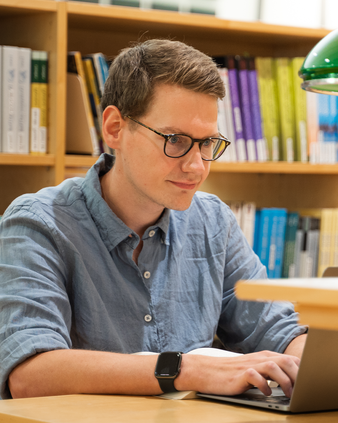 Bilde av student med briller