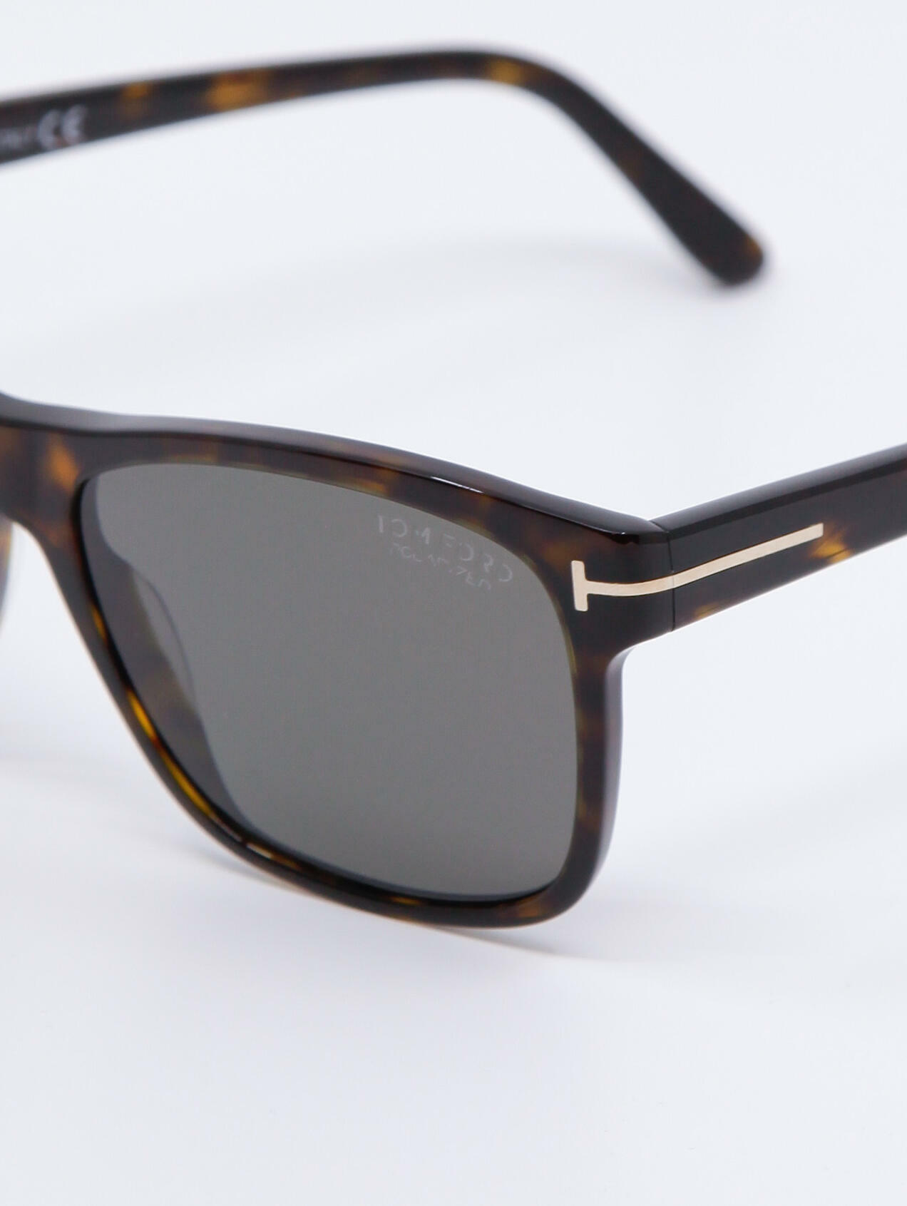 Detaljebilde av solbrille fra Tom Ford TF0698