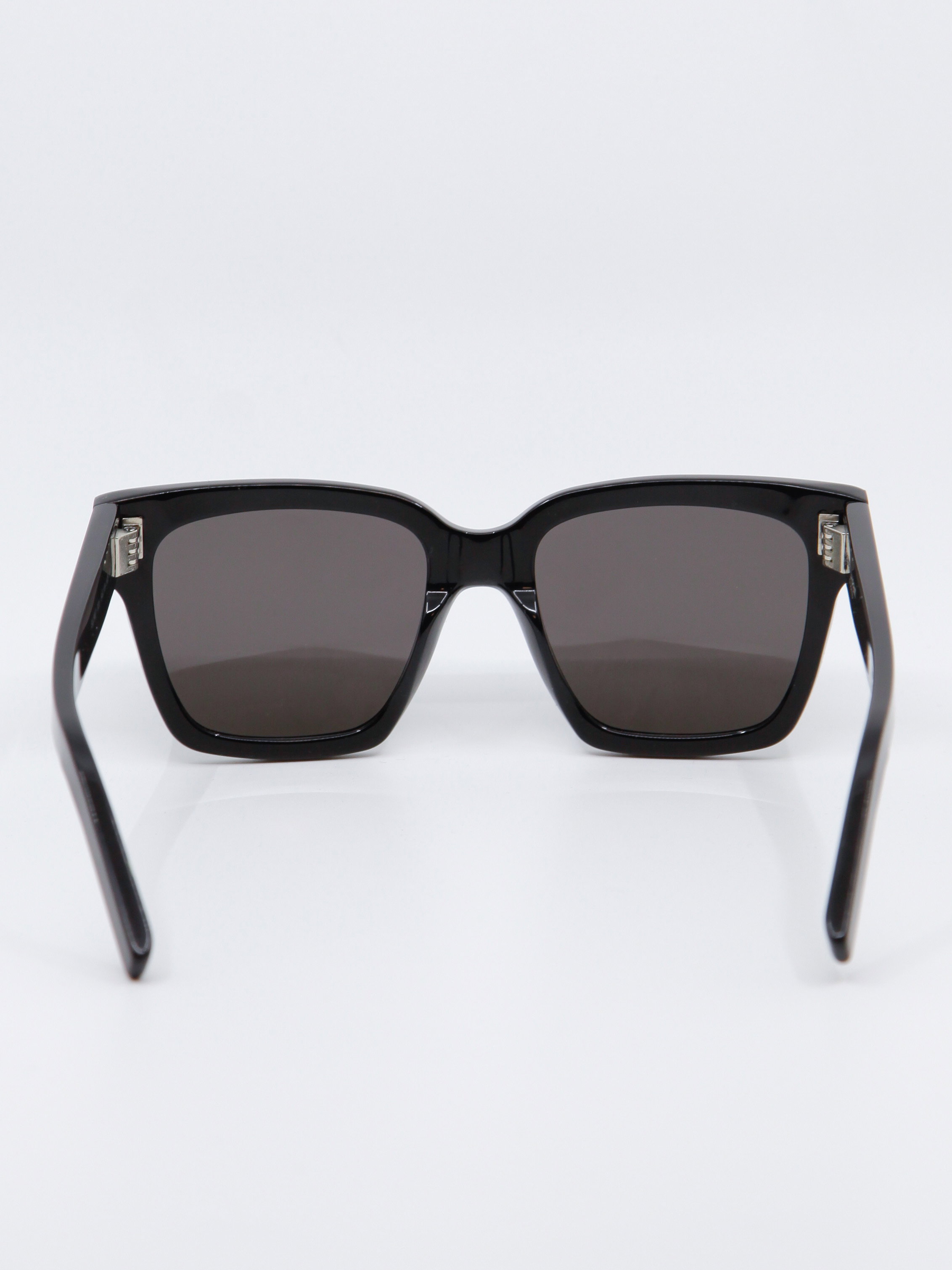 Sort og stor solbrille i klassisk form, bilde bakfra