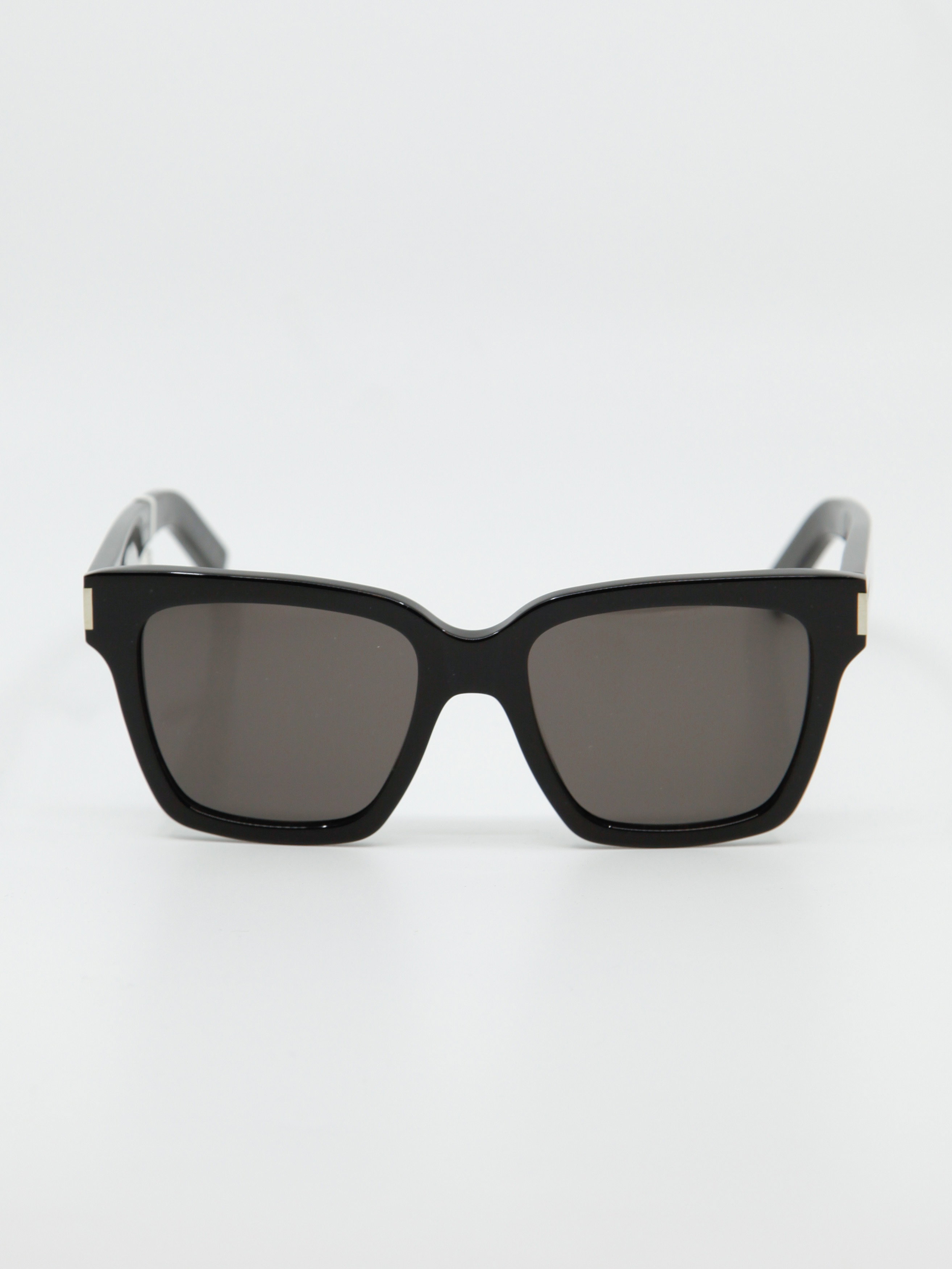Sort og stor solbrille i klassisk form, bilde forfra