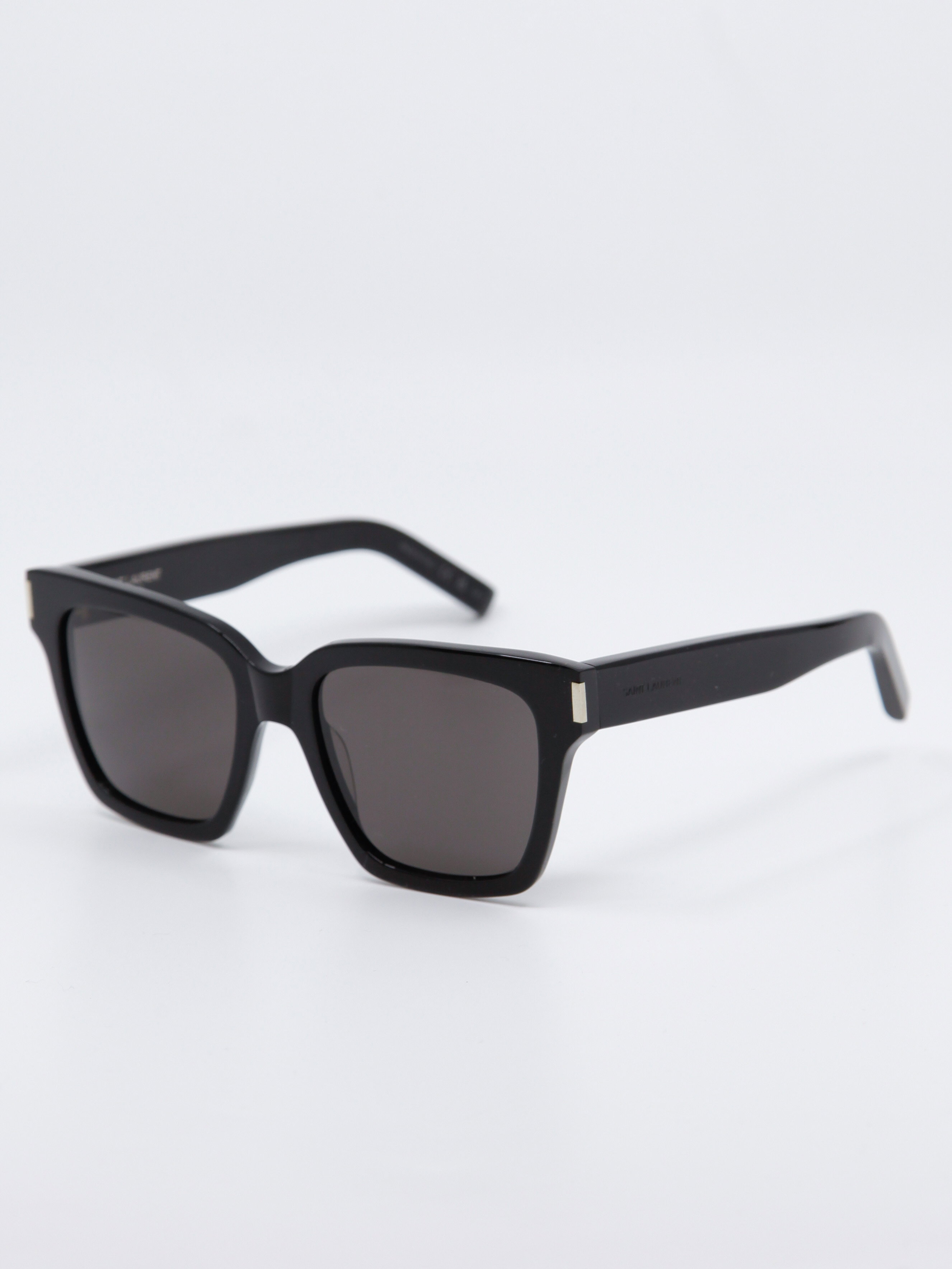 Sort og stor solbrille i klassisk form, bilde fra siden