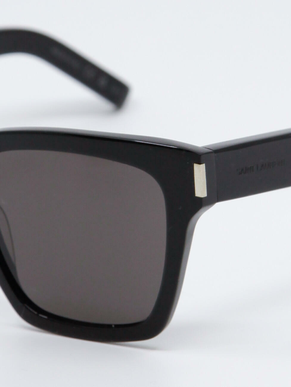 Sort og stor solbrille i klassisk form, bilde nær