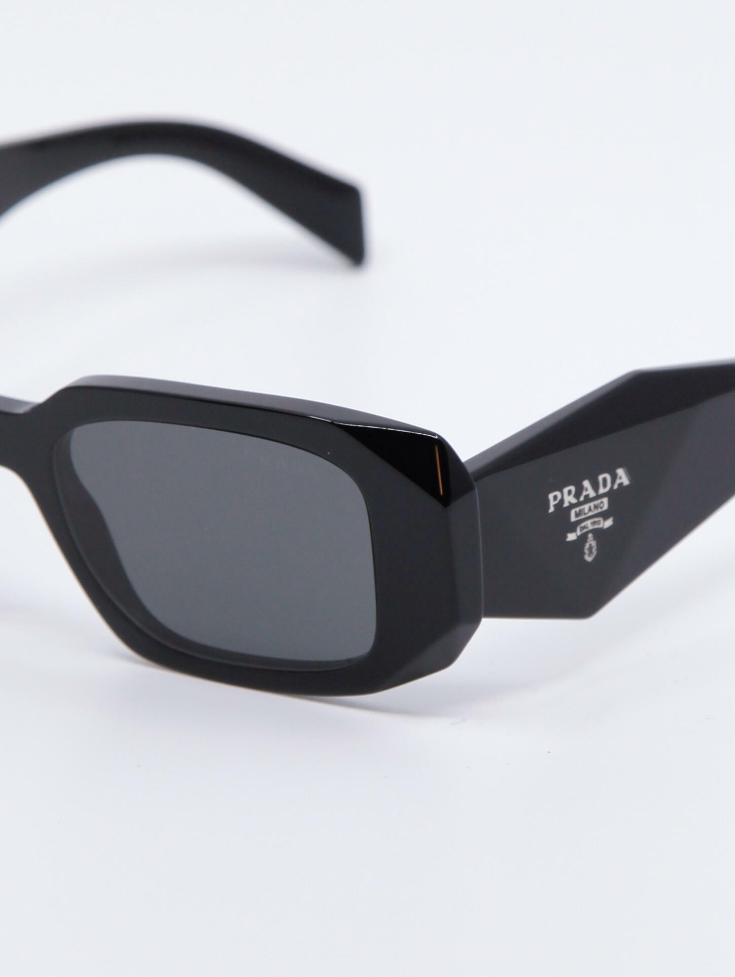 Nærbilde av solbrille PR17WS fra Prada i farge sort