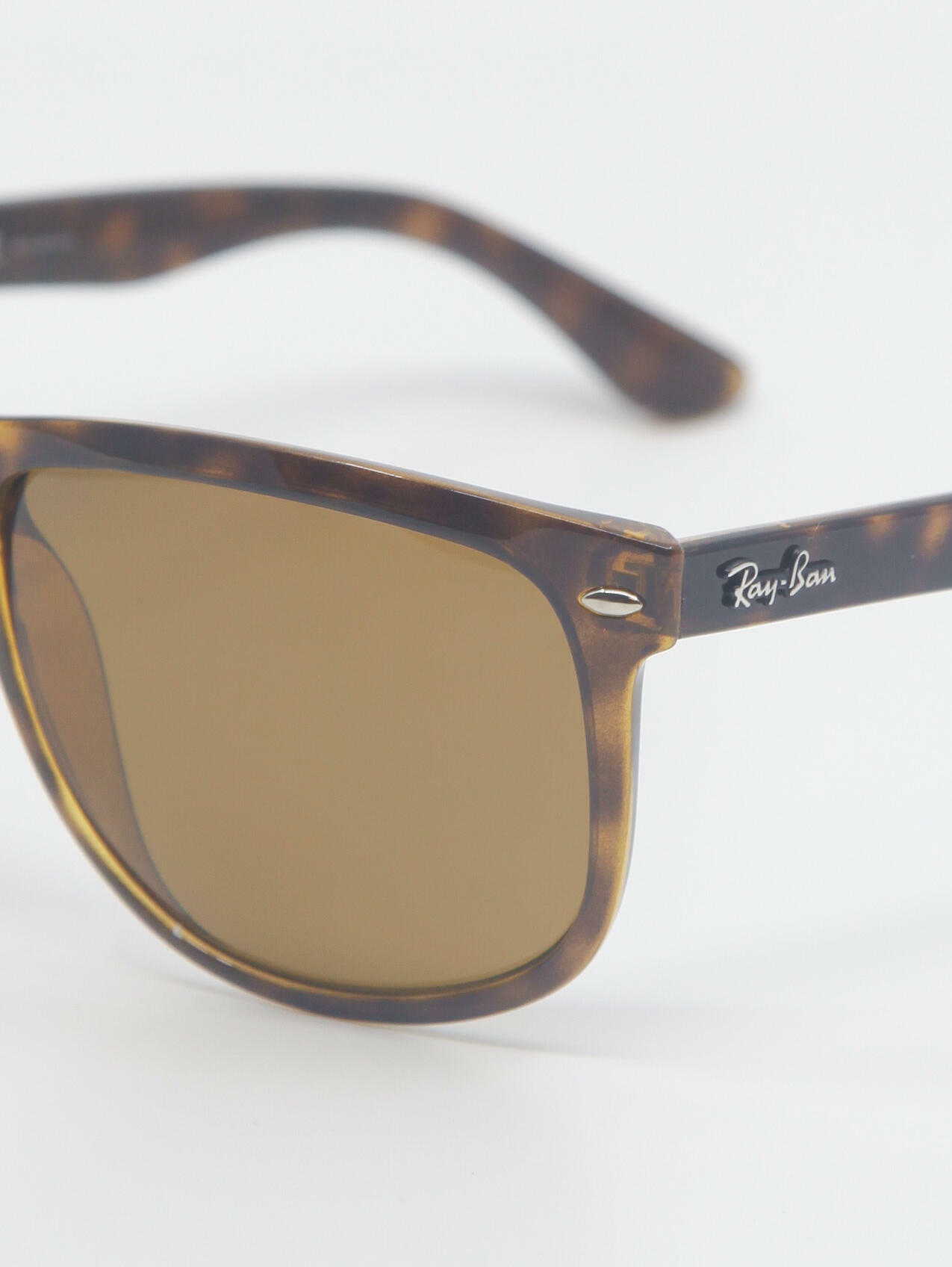 Nærbilde av RB4147 fra Ray-Ban
