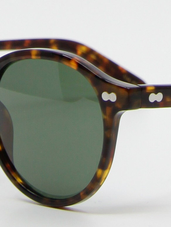 Bilde tatt tett på av Miltzen solbrille fra Moscot