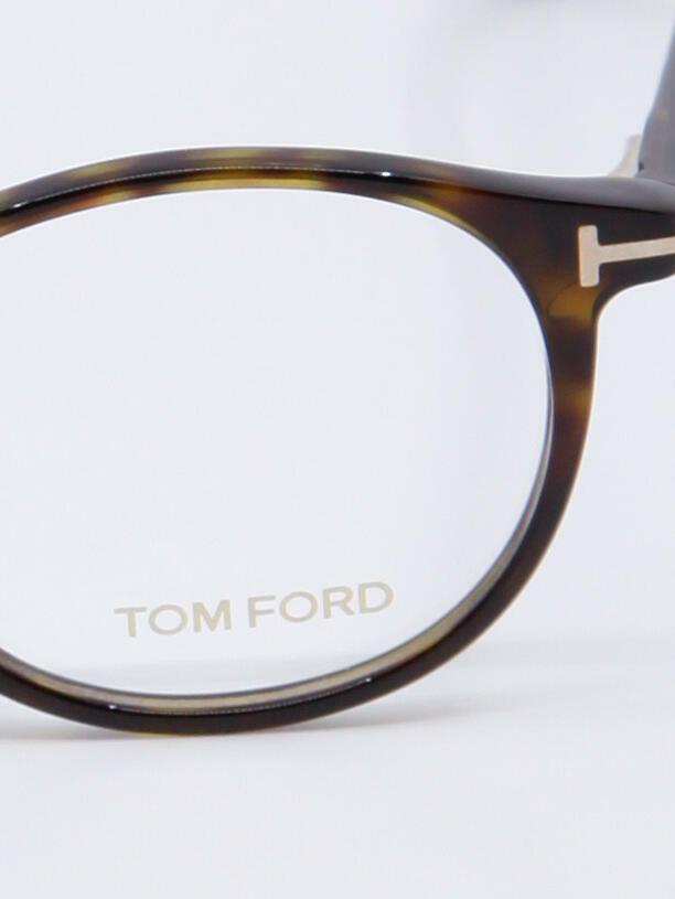 Innfatning i havana fra Tom Ford, nærbilde
