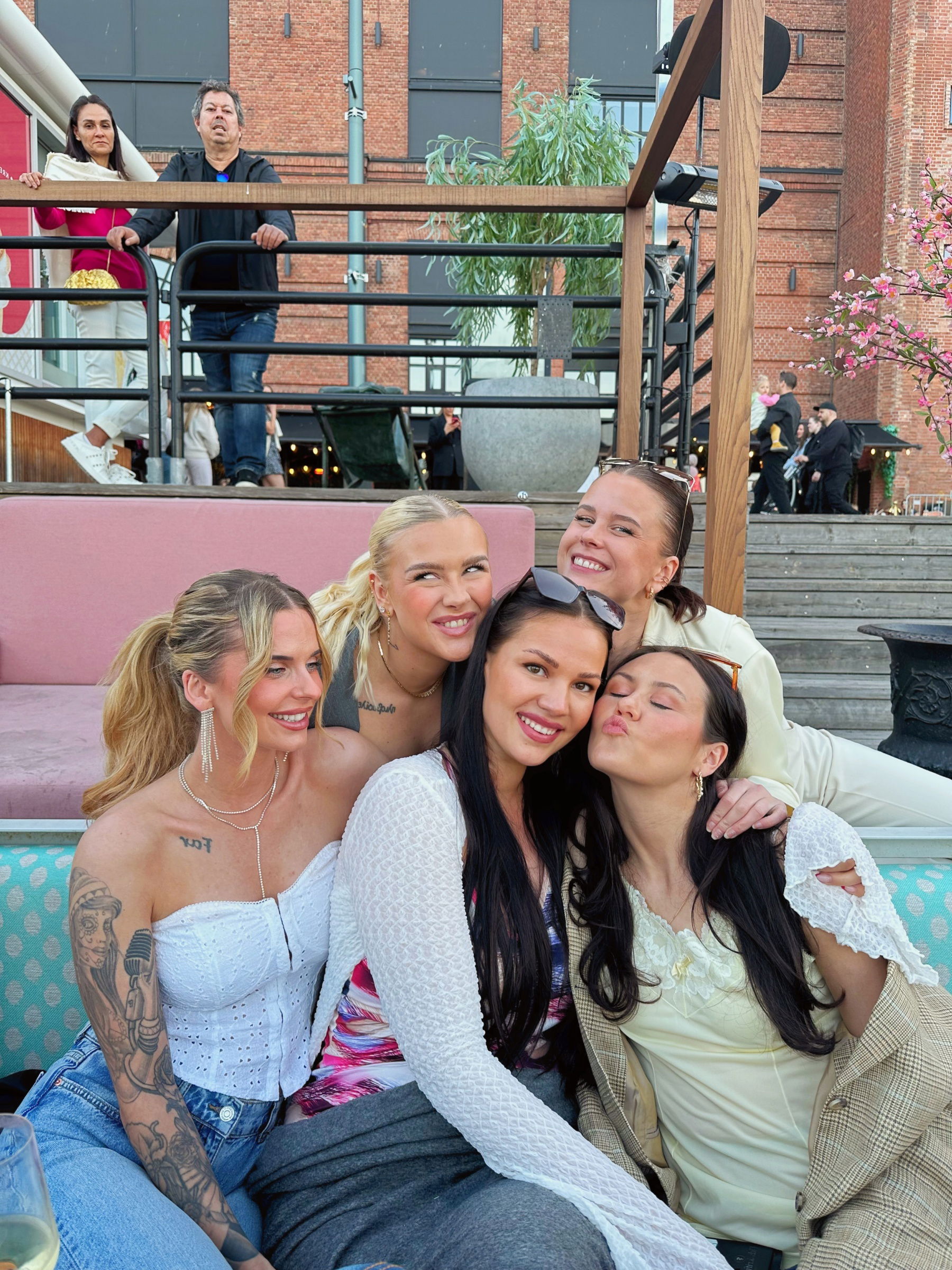 Camilla med warner artistene sofiloud og synne vo warnerfamilie