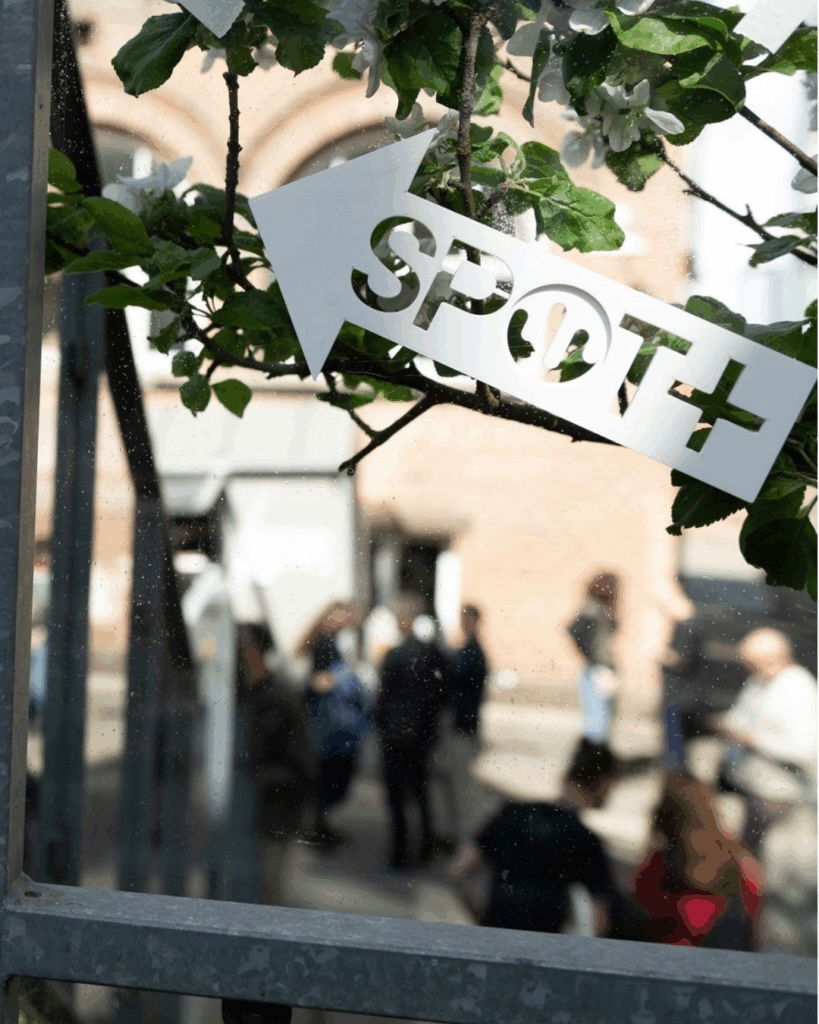 SPOT Foto Line Svindt 819x1024