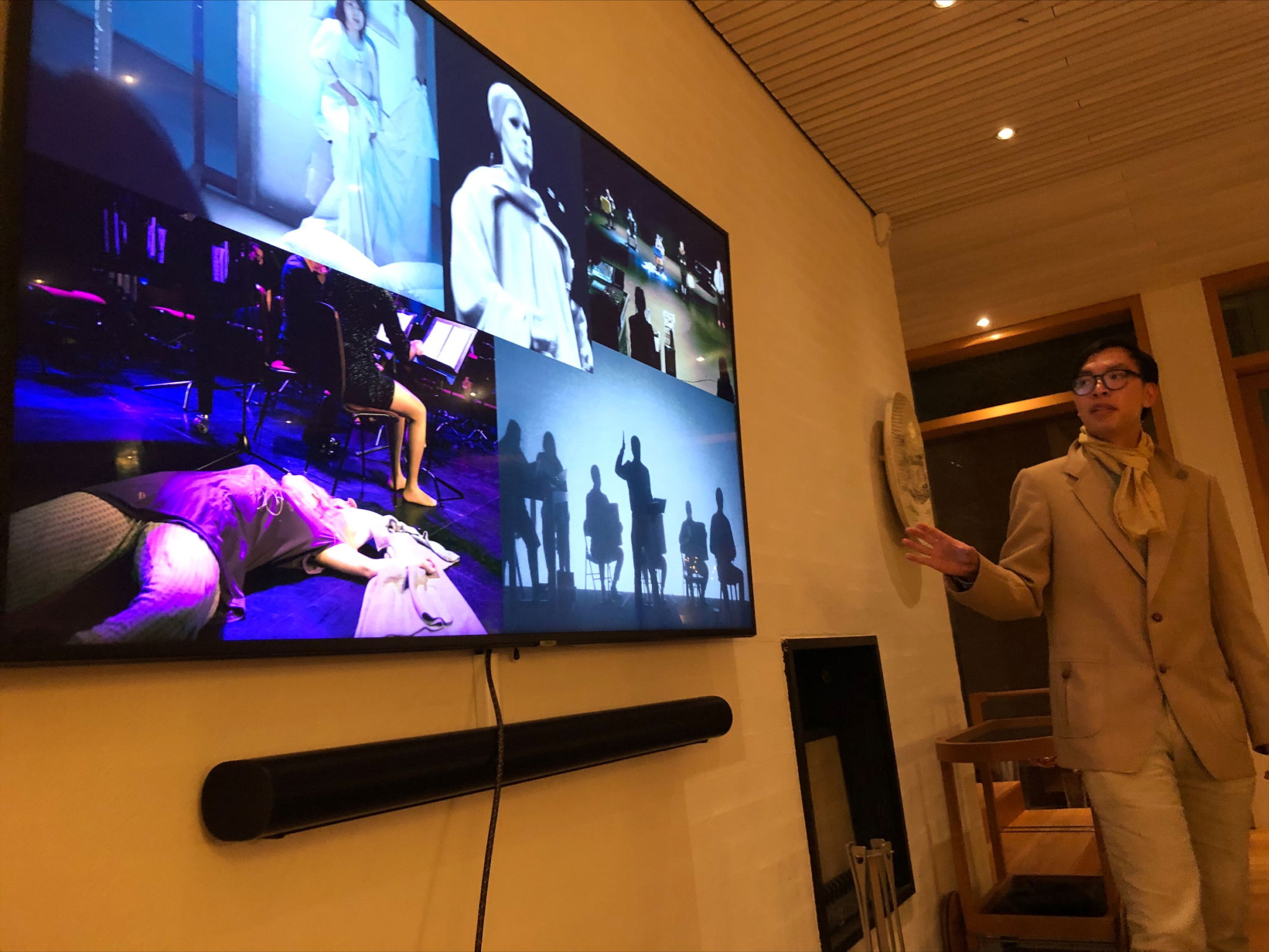 Tze Young Ho holder presentasjon i residensen i Berlin foto Clemens Bomsdorf