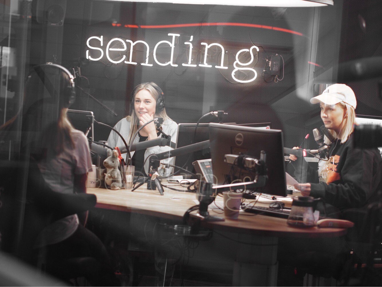 Anna Kristine Lund i P3-studio. (Foto: Eline Berg Kjøl)